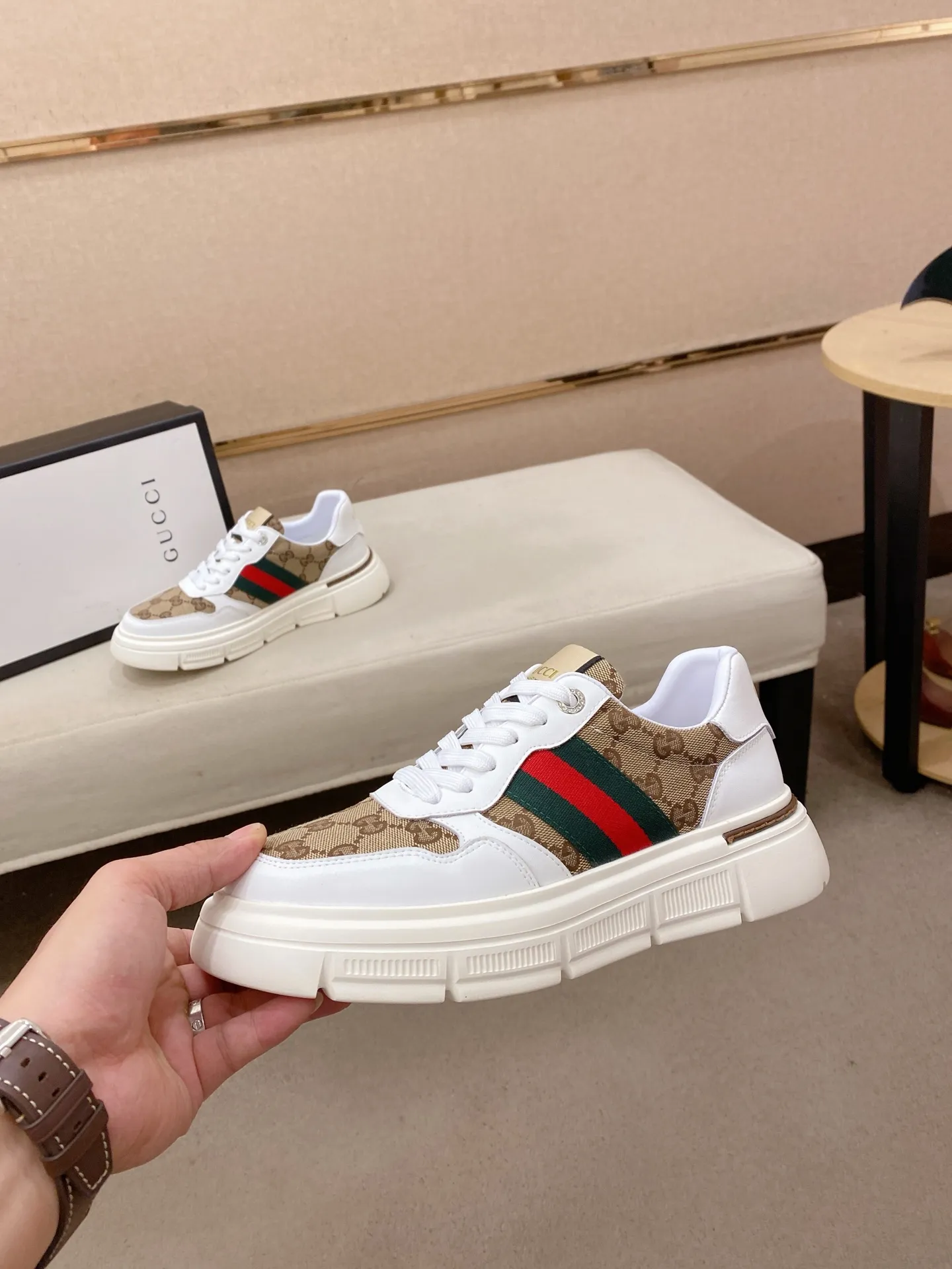 Men's shoes💰 420💰The new GUCCI (Gucci) counters are launched simultaneously. The new men's shoes, 😘fabrics are selected from imported cowhide, and the lining is sheepskin lining. 👍🏿 High-end ☄️ air-cushion molded anti-slip rubber outsole, exquisite lines, simple and elegant, comfortable and high-end for leisure travel. Code number: 38 to 44 (45 can be customized and cannot be returned or exchanged)